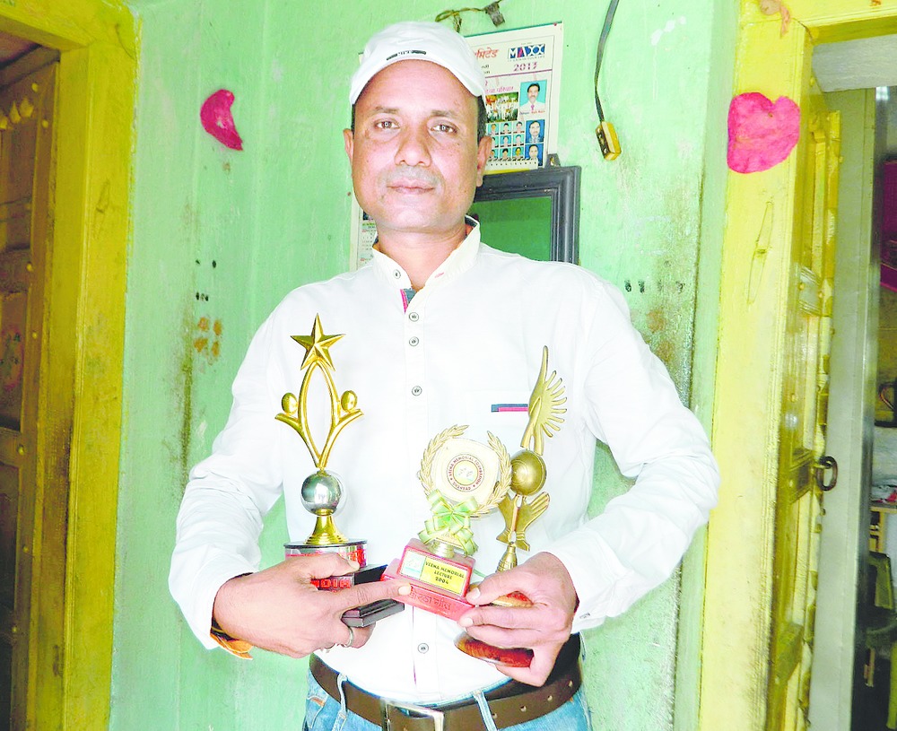 Vinay Kumar Tiwari performing